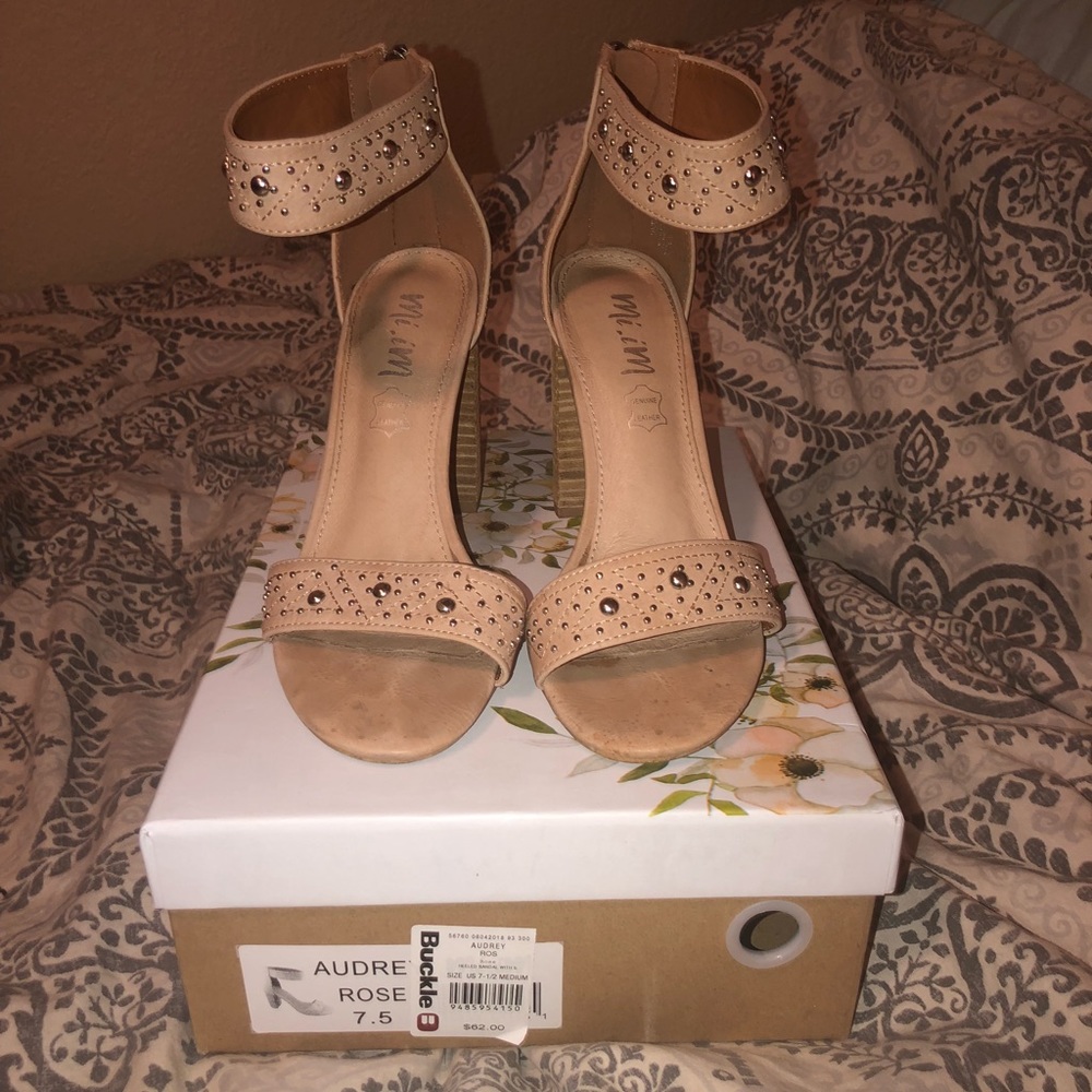 Super cute women’s buckle heels size 7.5!